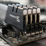 Fyra ramminnen installerade i ett moderkort