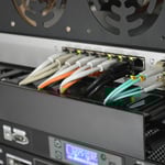 Server med nätverkskablar inkopplade