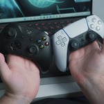 En Xbox-handkontroll bredvid en PS5-handkontroll