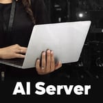 IT tekniker med laptop framför en server