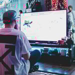 Man som spelar på en Gaming TV