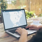 Dator med en VPN-karta på skärmen