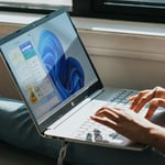 Person som använder en windows-dator