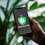 Hand som håller mobiltelefon med VPN
