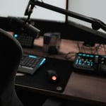 Skrivbord med mikrofon och streamdeck