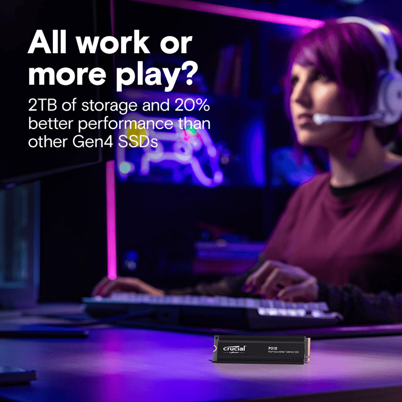 Gamer sitter bredvid en Crucial P310