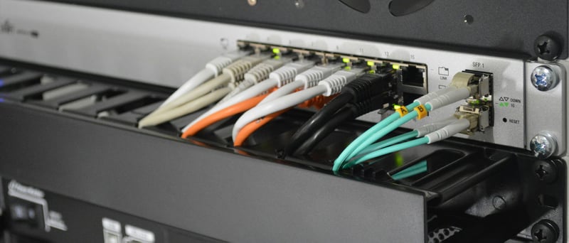 Server med nätverkskablar inkopplade