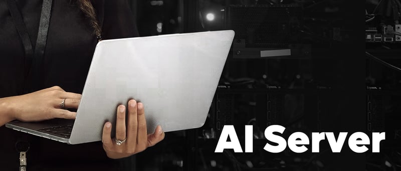 IT tekniker med laptop framför en server