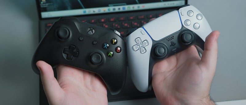 En Xbox-handkontroll bredvid en PS5-handkontroll