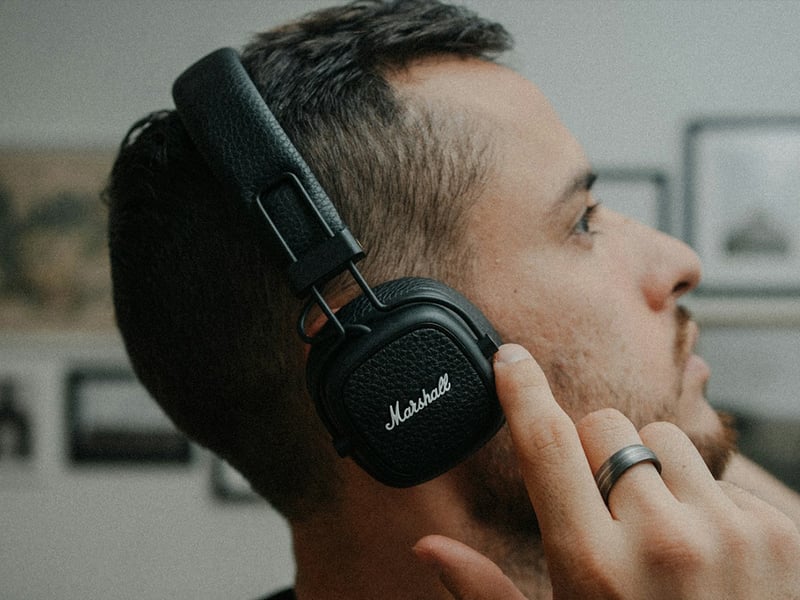 Man med on-ear hörlurar