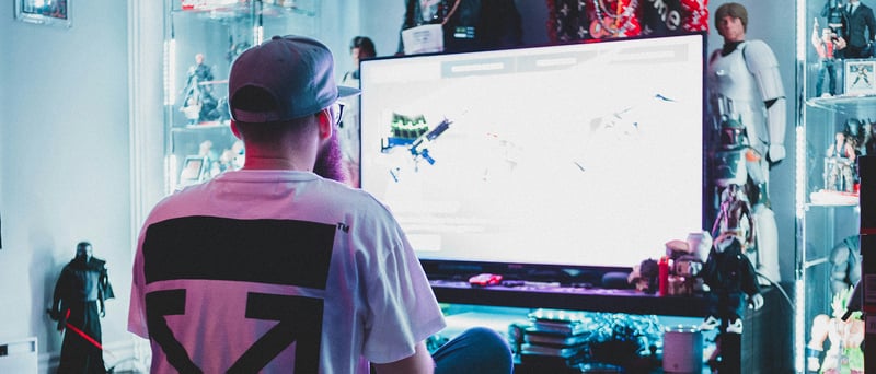 Man som spelar på en Gaming TV