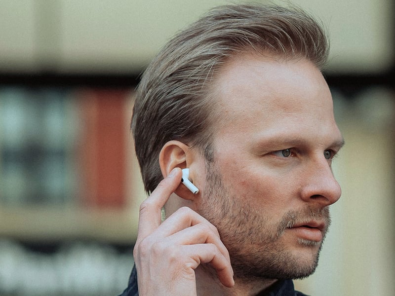 Man med in-ear hörlurar