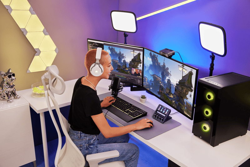 Man vid dator med stream deck