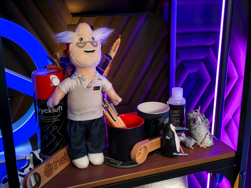 Dr Inet Plushie i ett gaming rum