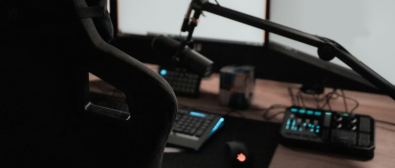 Skrivbord med mikrofon och streamdeck
