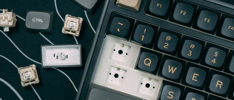 Ett tangentbord med keycaps och switchar isärmonterat