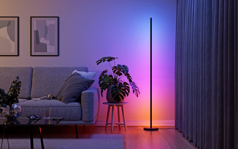 Soffa med färgglad golvlampa bredivd