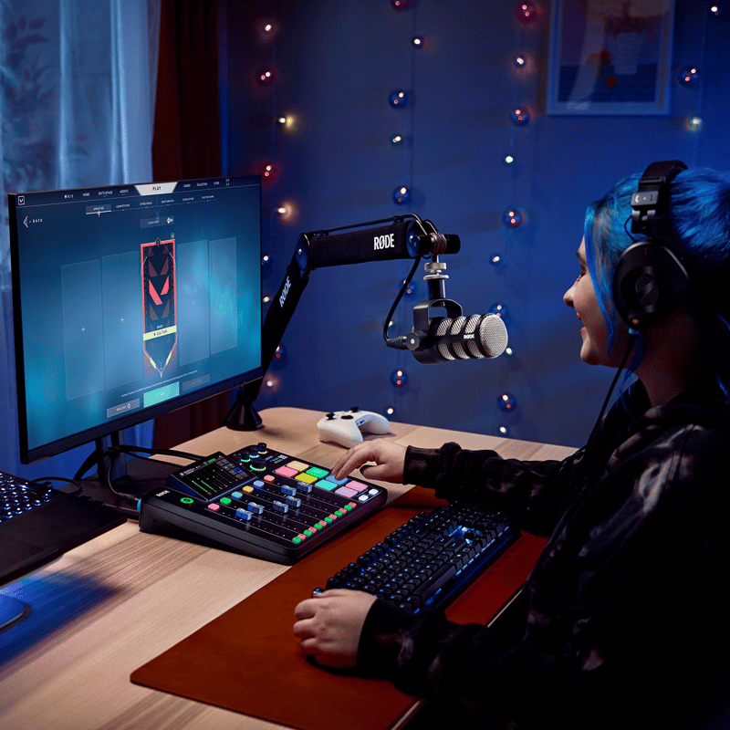 Streamer som trycker på pads