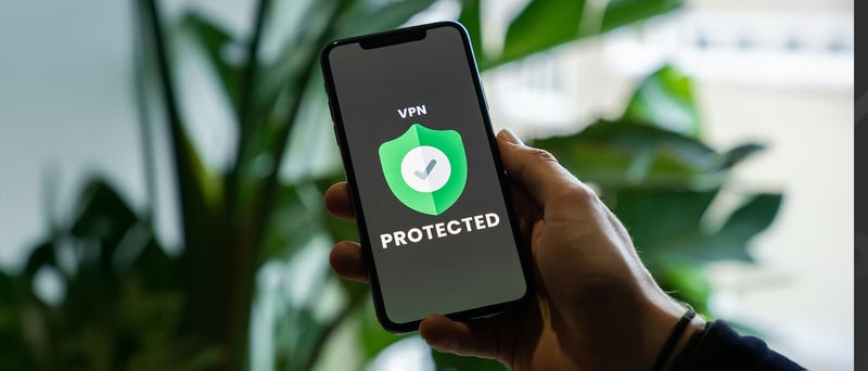 Hand som håller mobiltelefon med VPN