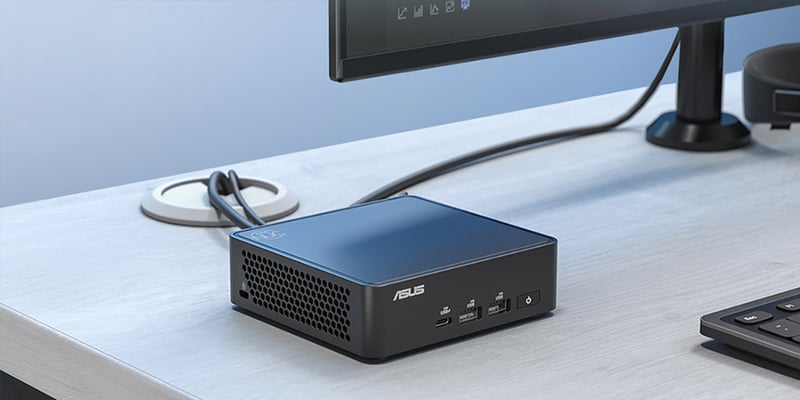 nuc på ett skrivbord