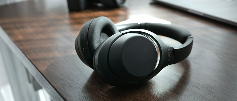 Hörlurar som ligger på ett bord