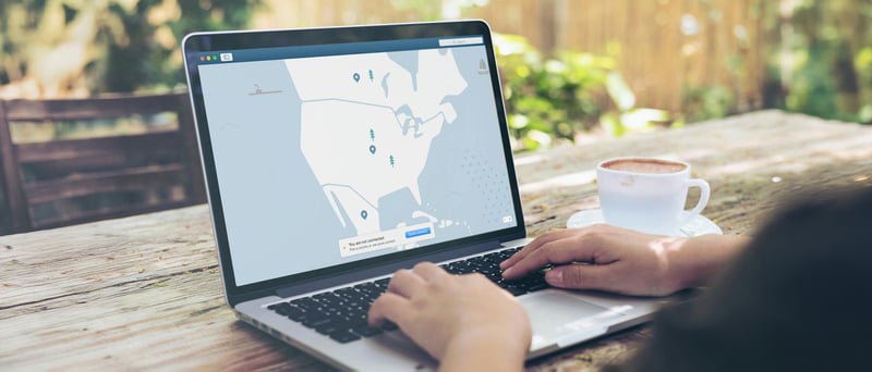 Dator med en VPN-karta på skärmen