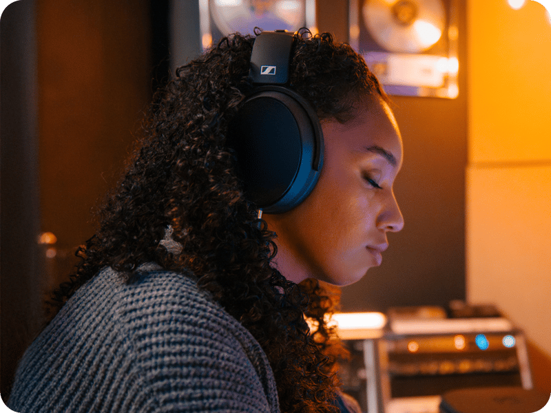 Sennheiser hörlurar på huvudet