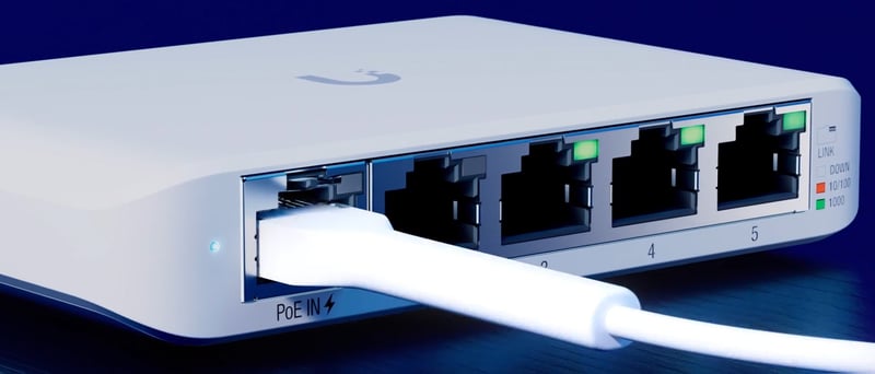 En nätverksswitch med inkopplad kabel