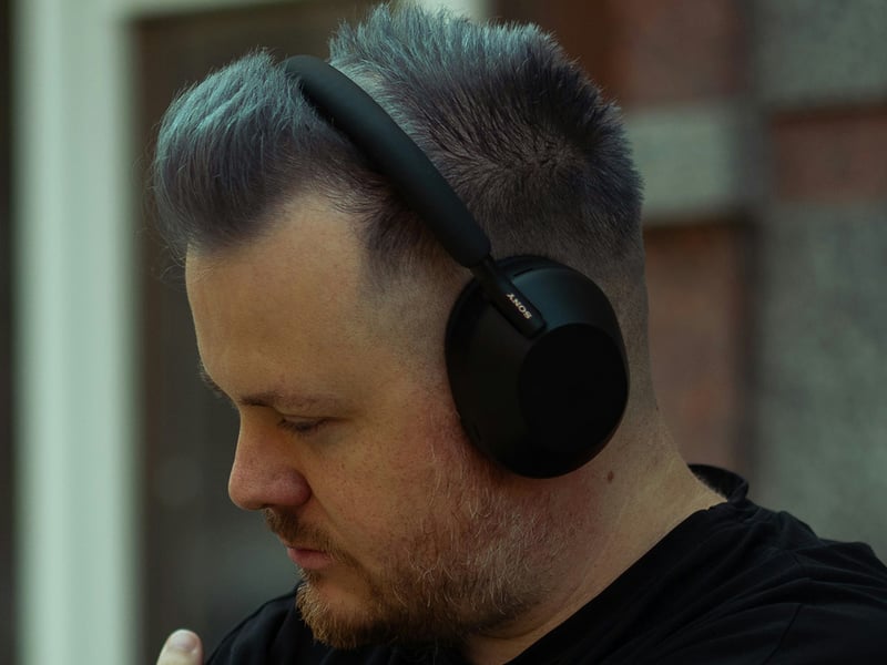 Man med over-ear hörlurar