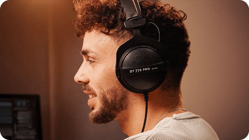 Man med studio-hörlurar från Beyerdynamic