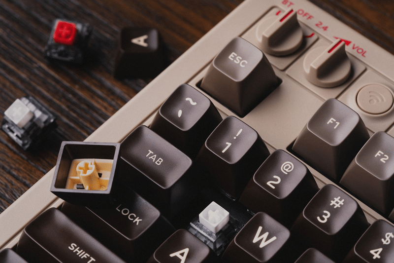 närbild av keycaps och switchar