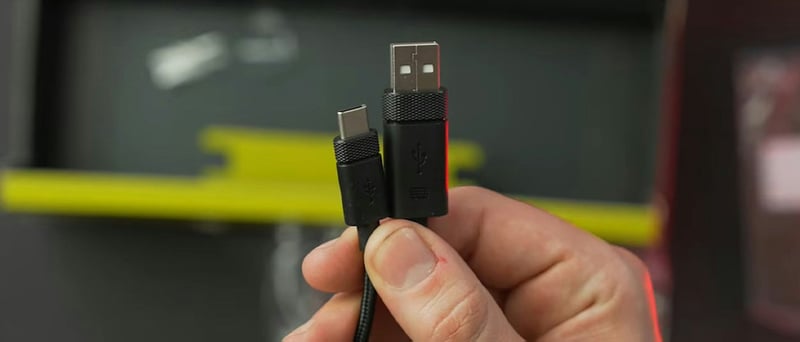 Två kablar med olika USB-anslutningar