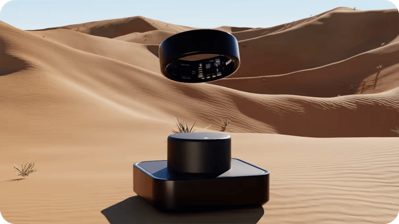 En ring svävandes ovanför sin laddare