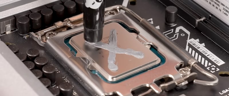 Kylpasta som appliceras med kryssmetoden på en processor