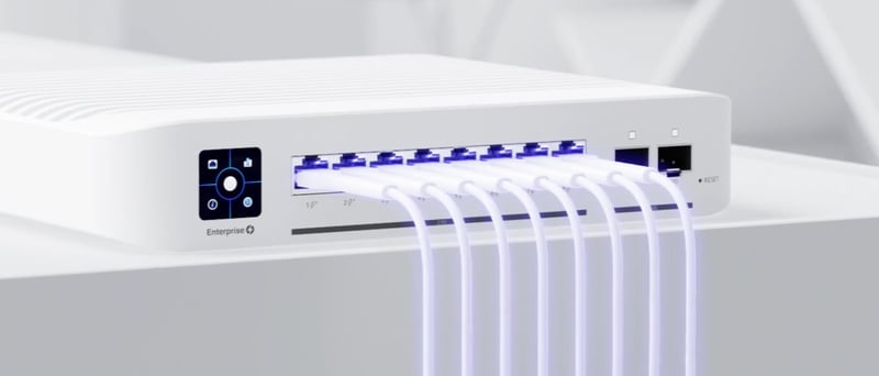 En nätverksswitch med många inkopplade kablar