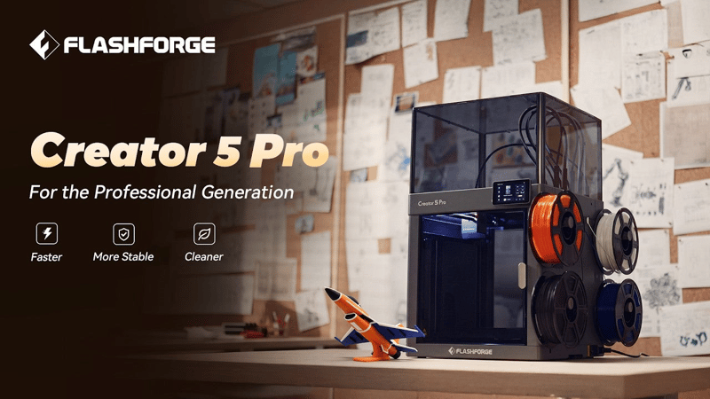 Flashforge Creator 5 Pro på ett arbetsbord med en 3D-modell framför