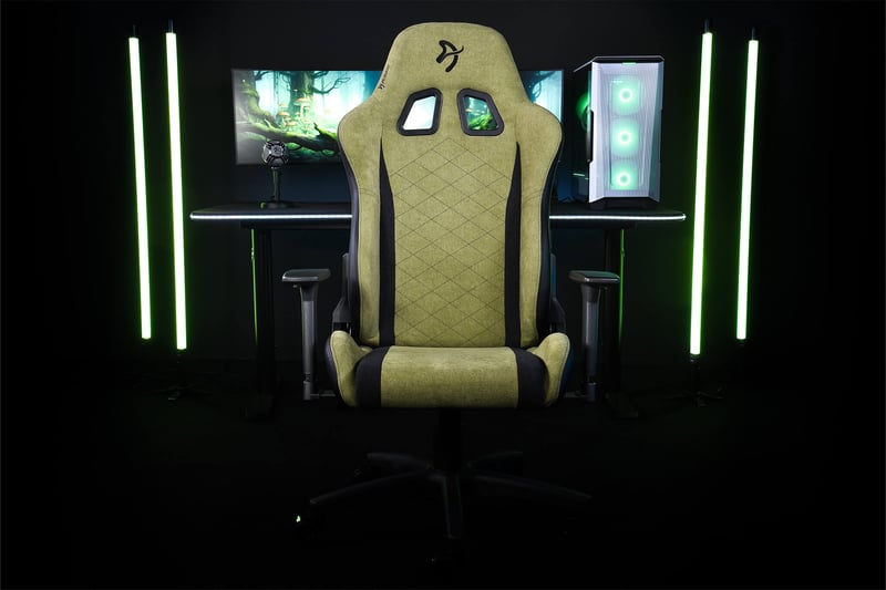 Bild på Avanti i mörk miljö med gaming dator bakom