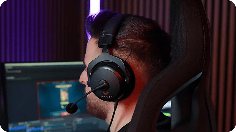 Man med gaminghörlurar från Beyerdynamic
