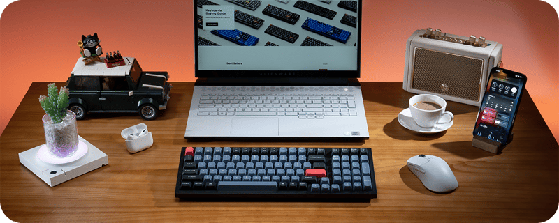 Tangentbordet K4 Pro framför en laptop