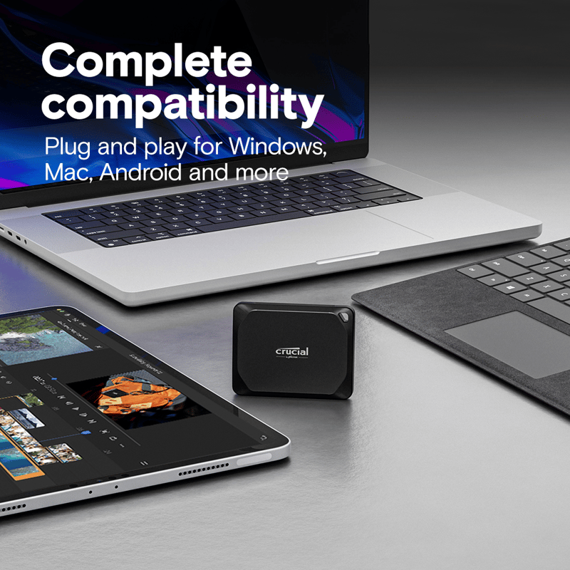 Bild på X10 pro med en laptop och en mac för att visa att den klarar alla operativsystem