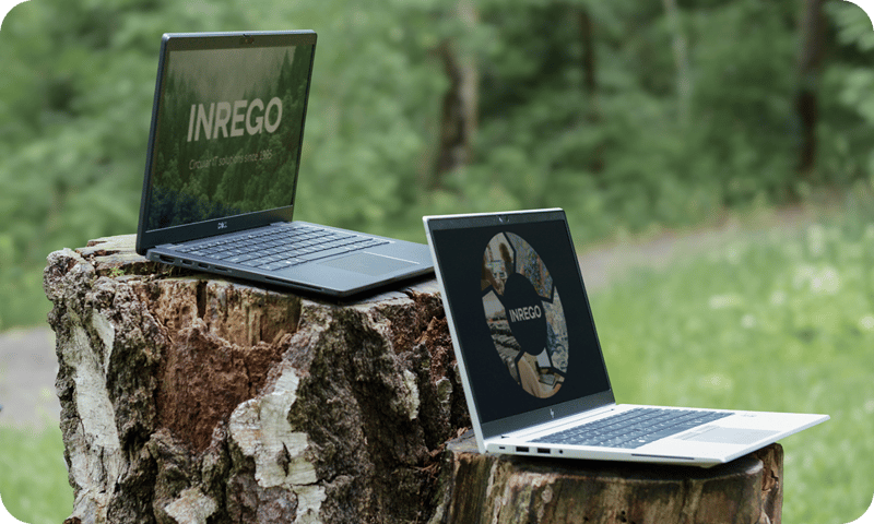 Laptops som står på stubbar i naturen
