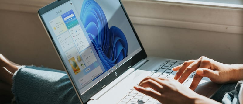 Person som använder en windows-dator