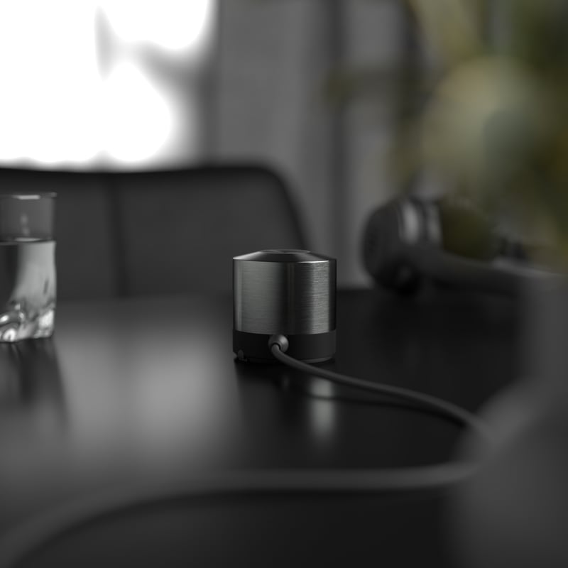 Smart lås på bord med kabel ansluten