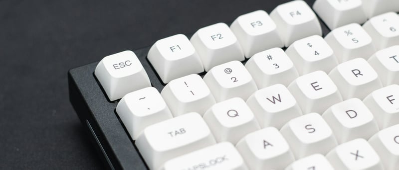 Mekaniskt tangentbord med vita tangenter