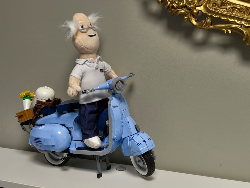 Dr Inet Plushie på en moped gjord i lego