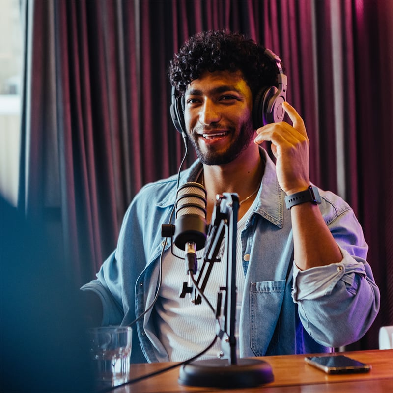 Bild på kille i podcast