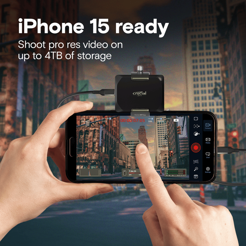 Bild på Crucial X10 med en iphone 15 för att visa kompabilitetn och möjligheten att spela in direkt till disken