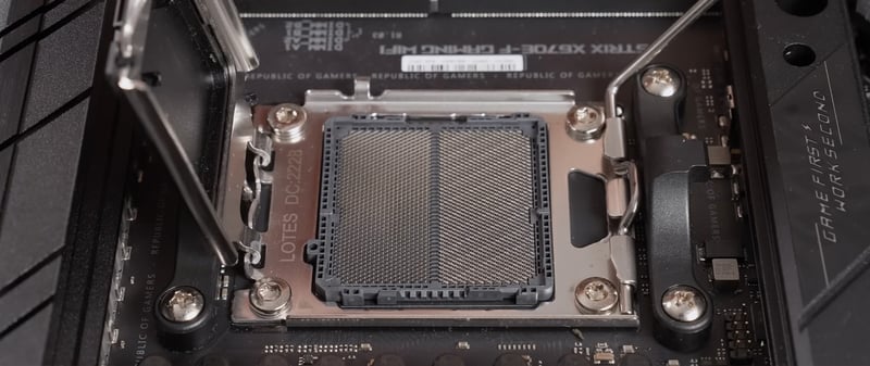 Närbild på en AMD AM5 sockel på ett moderkort
