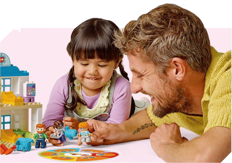 En pappa som bygger lego med sin dotter