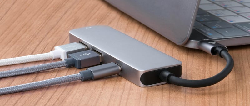 Dockningsstation med inkopplade kablar